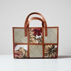Tas Tote Anyaman Pandan dengan Kombinasi Motif Daun Tropis Eksotis