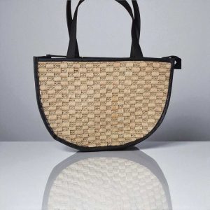 Tas Setengah Lingkaran Anyaman Pandan Alami dengan Aksen Kulit Sintetis Hitam Elegan