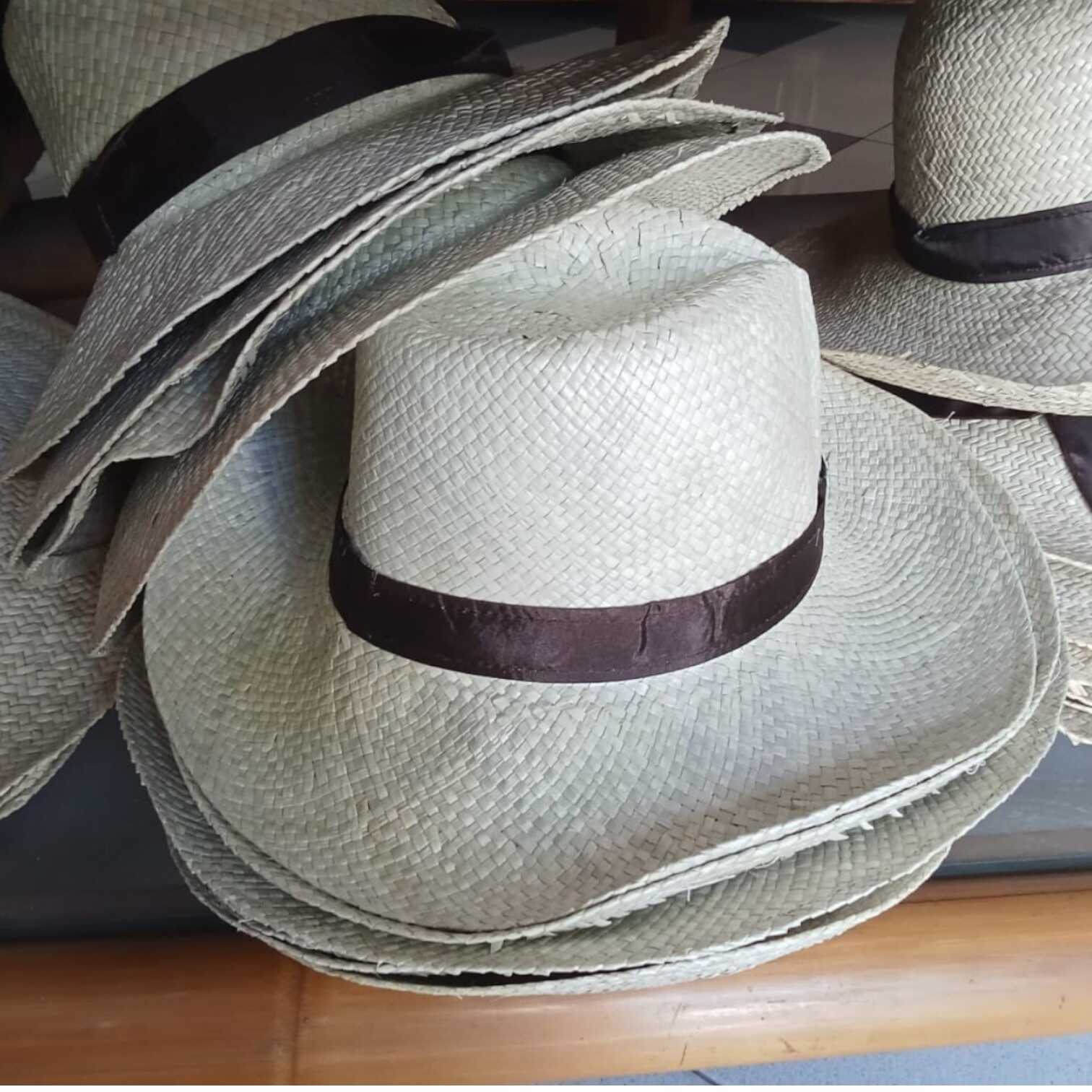 Topi Anyaman Pandan Fedora Alami dengan Pita Cokelat Klasik